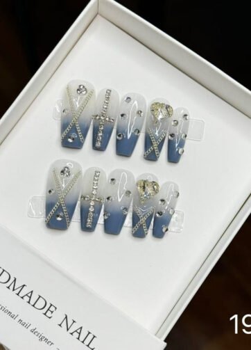 1946#Gradient Blue Chain Nails