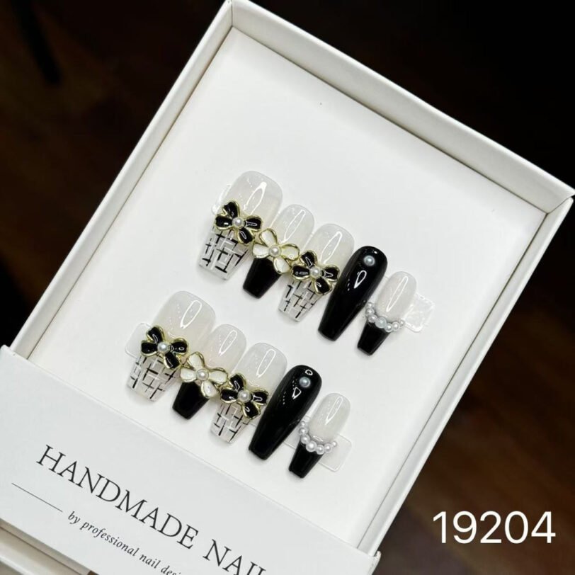 19204#Chanel Style Nail Art
