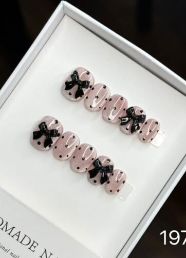 19762#Black and Pink Polka Dot Cat Eye Nail Art