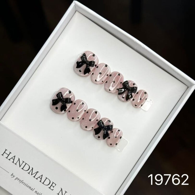 19762#Black and Pink Polka Dot Cat Eye Nail Art