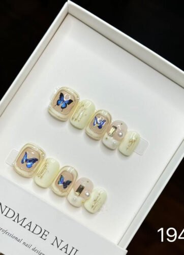19465#Gold-Outlined Butterfly Nail Art