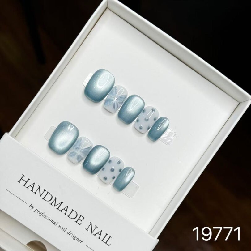 19771#Smurfs Nail Art