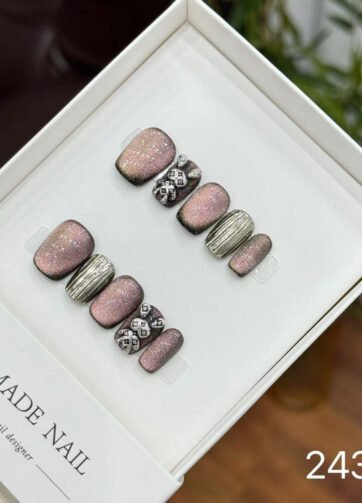 24318#Color-Changing Cat Eye Goth Bunny