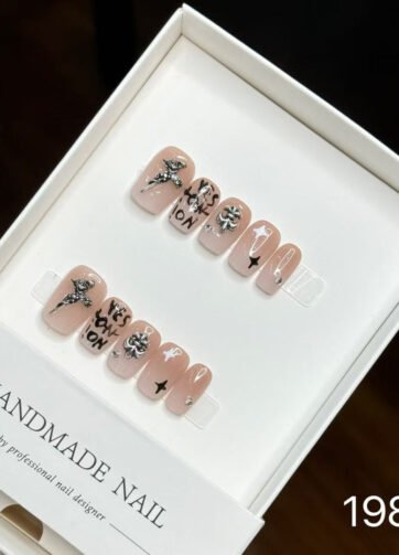 19820#Graffiti Chrome Hearts Short Nails